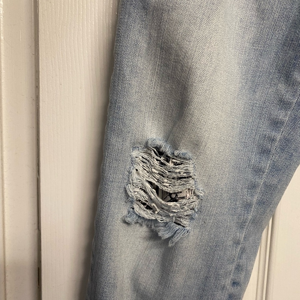 Women's WHBM Distressed Boyfriend Jeans with Floral Embroidery! - Picture 7 of 8